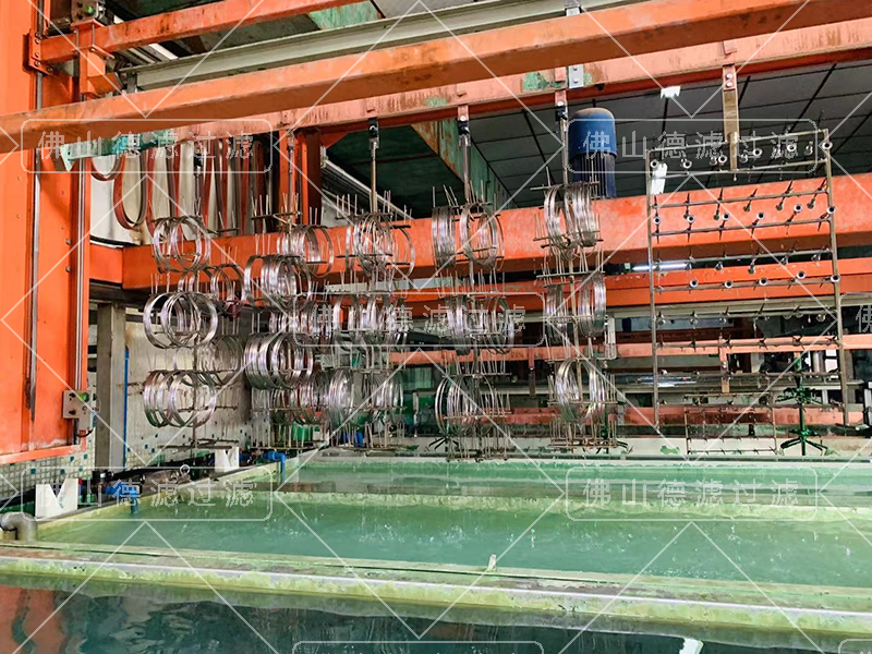 不锈钢圈正在酸洗,酸洗后不锈钢圈很光亮的 不锈钢圈正在酸洗,酸洗后不锈钢圈很光亮的